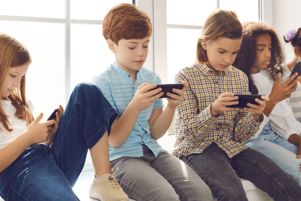 telas e redes sociais para crianças